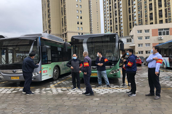 中共鄭州赫喆文化傳播有限公司黨支部開展“疫情防控常態(tài)化，為公共交通助力”志愿服務實踐活動